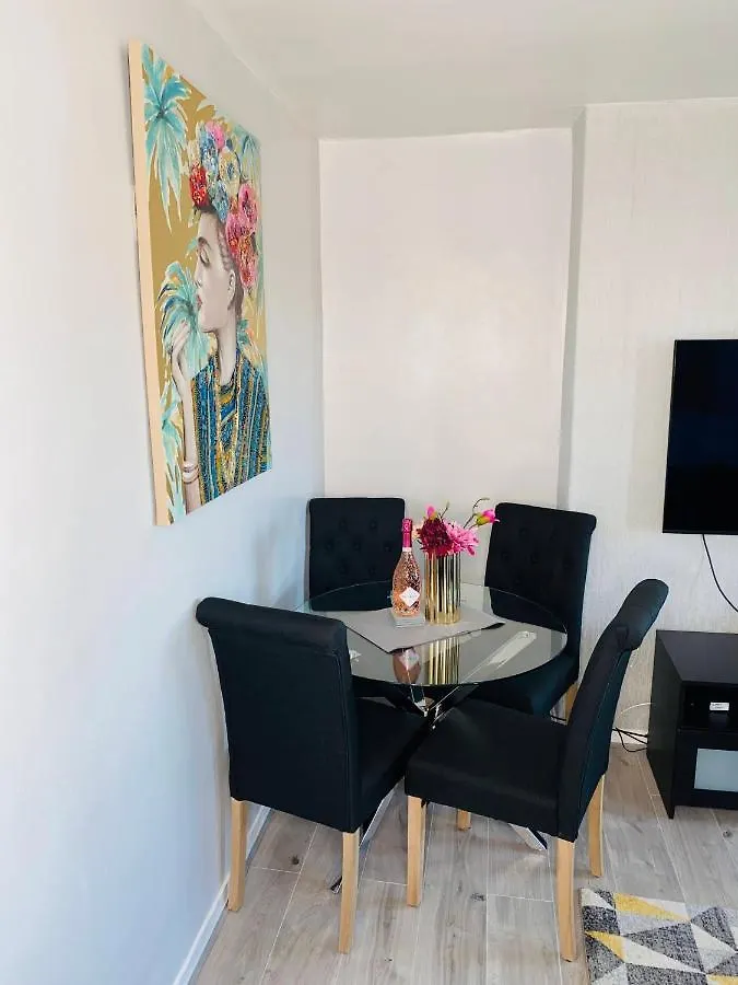 Bright, Spacious, Modern Interior Decor 2 Bedrooms Apartment With Amazing Views London